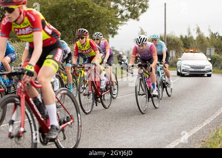 Gruppo di ciclisti nella fase quattro dell'evento di ciclismo su strada AJ Bell Women's Tour 2021, a Rochford / Shopland, Essex. Foto Stock