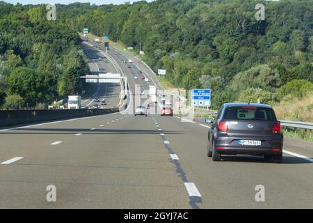 Coutevroult – Francia, 19 agosto 2019 : Auto sulla strada nei pressi di Parigi Foto Stock