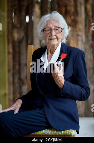 Veterano WW II, Lorna Cockayne di 96 anni, Che ha servito nel Servizio navale reale delle donne (WRNS), popolarmente e ufficialmente conosciuto come i Wrens, come un codebreaker di parco di Bletchley, pone per una fotografia con la Legion d'honneur dopo averla ricevuta durante una cerimonia al Pear a Parley in Ferndown, Bournemouth da Commodore Jude Terry RN. Data foto: Venerdì 8 ottobre 2021. Foto Stock