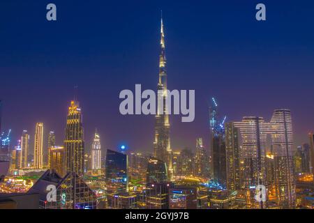 Centro di Dubai Burj Khalifa sera in a notte Foto Stock