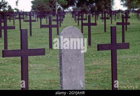 Archival ha scansionato immagini di una Francia passata nel 1984. Tombe di guerra con una lapide di soldati ebrei accanto alle croci in un cimitero tedesco della prima Guerra Mondiale. Foto Stock