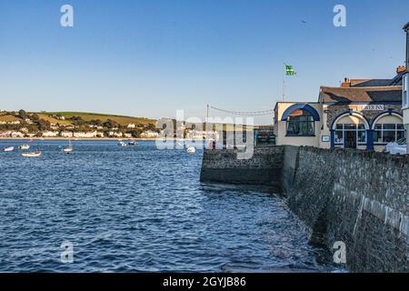 River Torridge Estuary View, mostrando Stone, Riverside Wall e Beaver Inn con barche ormeggiate e Distant Instow. Foto Stock