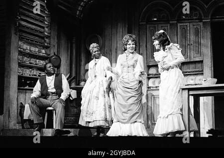 l-r: Thomas Carey (Joe), Ena Cabayo (Queenie), Cleo Laine (Julie LaVerne), Lorna Dallas (Magnolia Hawks) in SHOW BOAT al Teatro Adelphi, Londra WC2 29/07/1971 musica: Jerome Kern libro & testo: Oscar Hammerstein II direttore musicale: Ray Cook design: Tim Goodchild lighting: Richard Pilbrochographer & direttore: Richard Pilbrochendy & Toyw Foto Stock