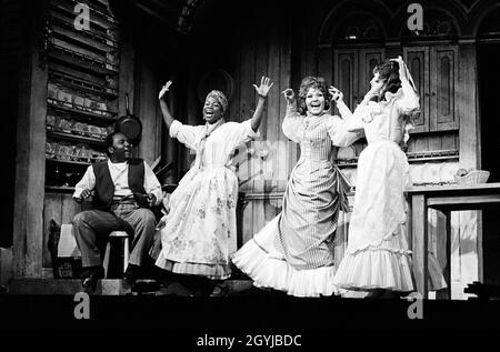 l-r: Thomas Carey (Joe), Ena Cabayo (Queenie), Cleo Laine (Julie LaVerne), Lorna Dallas (Magnolia Hawks) in SHOW BOAT al Teatro Adelphi, Londra WC2 29/07/1971 musica: Jerome Kern libro & testo: Oscar Hammerstein II direttore musicale: Ray Cook design: Tim Goodchild lighting: Richard Pilbrochographer & direttore: Richard Pilbrochendy & Toyw Foto Stock