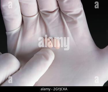 20 mg compresse di Simvastatina, utilizzate per abbassare i livelli di colesterolo Foto Stock