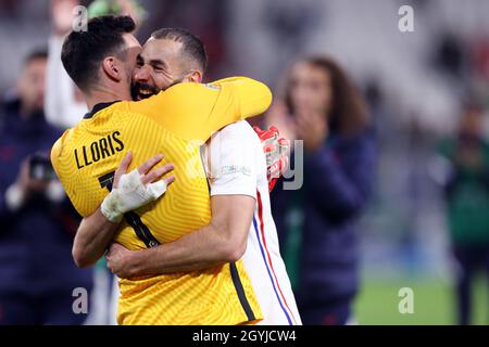 Karim Benzema e Hugo Lloris di Francia festeggiano dopo aver vinto la semifinale della UEFA Nations League tra Belgio e Francia allo Stadio Juventus il 7 ottobre 2021 a Torino, Italia . Foto Stock