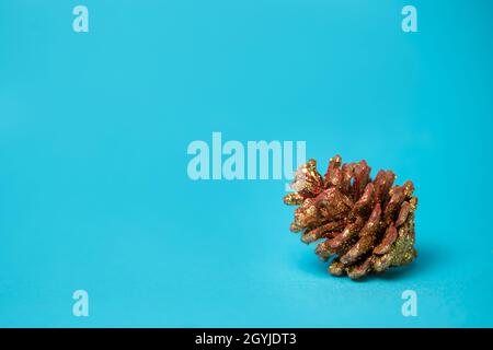 coni di pino su sfondo blu. giocattolo albero di natale. spazio copia Foto Stock