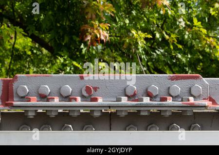 Ringhiera ponte collegata con bullone e dado verniciati con vernice di fondo Foto Stock