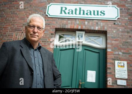 16 maggio 2020, bassa Sassonia, Spiekeroog: Matthias Piszczan (CDU), sindaco di Spiekeroog, sorge di fronte al municipio. Foto: Sina Schuldt/dpa Foto Stock