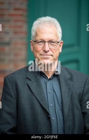16 maggio 2020, bassa Sassonia, Spiekeroog: Matthias Piszczan (CDU), sindaco di Spiekeroog, sorge di fronte al municipio. Foto: Sina Schuldt/dpa Foto Stock
