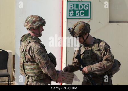 Cappellano dell'esercito degli Stati Uniti (Capt.) Sean M. Sullivan, Combined Joint Task Force-operazione inerente Resolve ha portato caramelle ai soldati in servizio di guardia durante un periodo di maggiore sicurezza da parte dei manifestanti vicino all'Ambasciata degli Stati Uniti in Iraq. (US Army foto di SPC. Ryan Swanson) Foto Stock