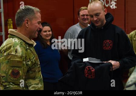 Il generale David Goldfein, Capo di Stato maggiore dell'Aeronautica militare, riceve un segno di apprezzamento da parte dei membri del 5° Dipartimento dei vigili del fuoco dell'Ingegnere civile Squadron presso la Minot Air Force base, North Dakota, 2 gennaio 2020. Durante la sua visita ha riconosciuto Airmen che guarda 24-7 per le loro eccellenti prestazioni e il loro impegno nei confronti del dovere. (STATI UNITI Air Force foto di Senior Airman Ashley Boster) Foto Stock