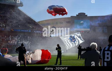 Un paracadutista veterano con la bandiera di servizio della Guardia Costiera degli Stati Uniti atterra sul campo prima dell'inizio del Lockheed Martin Armed Forces Bowl all'Amon G. carter Stadium di ft. Worth, Texas, 4 gennaio 2020. Tulane conquistò Southern Miss dal 30 al 13. (STATI UNITI Foto della Guardia Costiera di Petty Officer 2a classe Johanna Srickland) Foto Stock