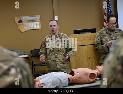 U.S. Air Force Tech Sgt. Michael Stull, un artigiano dei servizi medici aerospaziali assegnato al 120th Medical Group, insegna ai membri della 120th Airlift Wing a mantenere i passaggi delle vie aeree con una persona in shock, 4 gennaio 2020, a Great Falls, Mt. Per la dimostrazione è stato utilizzato un manichino per fornire un'esperienza pratica e sicura. (STATI UNITI Air Force foto di U.S. Air Force Senior Airman Jackson N Haddon) Foto Stock