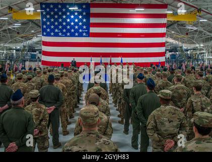 Il senatore degli Stati Uniti Richard Blumenthal si rivolge agli Airmen assegnati ai gruppi operativi e di manutenzione della 103a Ala Airlift durante una cerimonia di Salute della libertà alla base della Guardia Nazionale dell'aria di Bradley, East Granby, Conn. 4 gennaio 2020. La cerimonia è stata la sede ufficiale di accoglienza per i membri del 103a che hanno recentemente completato un dispiegamento di quattro mesi nel sud-ovest dell'Asia a sostegno di Sentinel di Operations Freedom e della determinazione inerente. (Foto di Tim Koster, Connecticut National Guard Joint Force Headquarters Public Affairs) Foto Stock