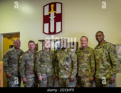 Il Gen. R. Scott Dingle, il generale del chirurgo e il comandante generale, il comando medico dell'esercito degli Stati Uniti e il comando Sgt. Michael L. Gragg visita con Briga. Gen. Joe Heck, comandante generale, 807th Medical Command (Deployment Support), e altri membri del personale di comando, Fort Douglas, Utah, 5 gennaio 2020. (Da sinistra a destra: Comando Sgt. Croce Maj. Marlo, Briga. Gen. W. Scott Lynn, Briga. Gen. Joe Heck, Lt. Gen. R. Scott Dingle, Briga. Gen. Robert Suter, Command Sgt. Maig. Micheal L. Gragg) (U.S.A. Riserva dell'esercito Foto da SPC. Ronald D. Bell) Foto Stock