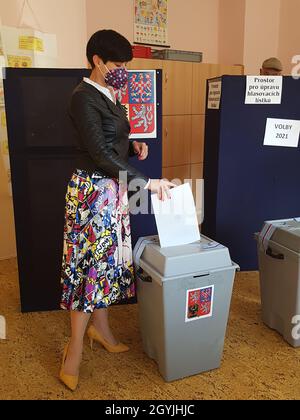 Praga, Repubblica Ceca. 08 ottobre 2021. I 09 LEADER MARKETA Pekarova Adamova di Spolu votano (insieme) durante le elezioni alla Camera dei deputati del Parlamento della Repubblica Ceca, l'8 ottobre 2021, a Praga, Repubblica Ceca. Credit: Sona Remesova/CTK Photo/Alamy Live News Foto Stock