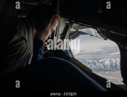 Senior Airman Paden Cayias, un operatore di boom assegnato alla 151a ala di rifornimento dell'Air National Guard dello Utah Air, si prepara a rifornire gli F-35s assegnati alla Hill Air Force Basi 388th e 419th Fighter Wings durante un esercizio di generazione di velivoli. L'esercizio ha generato 50 F-35s da Hill AFB, 24 dei quali sono stati rifornito da due Utah KC-135s durante le operazioni di rifornimento dell'aria. (STATI UNITI Foto della Guardia Nazionale aerea di Tech. SGT. John Winn) Foto Stock