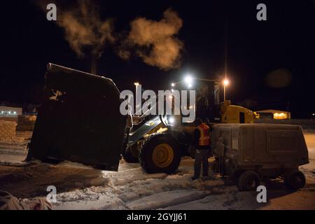 Gli Airmen degli Stati Uniti hanno assegnato al 673d Logistics Readiness Group spostare le attrezzature alla base congiunta Elmendorf-Richardson, Alaska, 6 gennaio 2020. Il 673d LRG sostenne il movimento della terza ala verso la Stazione aerea del corpo Marino Miramar, San Diego, California, per l'esercizio Patriot Grizzly. Esercizio Patriot Grizzly permette ai piloti di praticare procedure di volo con altri servizi militari. (STATI UNITI Air Force foto di Airman 1a classe Emily Farnsworth) Foto Stock