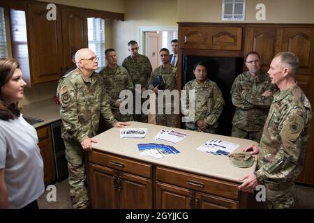 Il Gen. Arnold W. Bunch Jr. (Sinistra), il comandante del comando di Materiel dell'aeronautica e il Gen. James Dawkins (destra), il comandante dell'aeronautica ottavo, hanno una discussione in una sede durante un inizio-fuori un giro privatizzato dell'alloggiamento dell'aeronautica-forza-larga. Insieme all'onorevole John W. Henderson, Segretario aggiunto dell'Aeronautica militare per le installazioni, l'ambiente e l'energia, ha visitato la base di varie case in diverse aree sulla base per valutare lo stato in cui si trova l'alloggio privatizzato. (STATI UNITI Foto Air Force di Senior Airman Tessa B. Corrick) Foto Stock