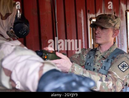 Riserva dell'esercito SPC. Rusty White, uno specialista chimico con la 371st Chemical Company da Columbia, Carolina del Sud, controlla un Soldier per i contaminanti durante la parte di mansione di Army Warrior della 415th Chemical Brigade Best Warrior Compeition 7 gennaio 2020, al McCrady Training Center, Carolina del Sud. Il miglior funzionario non commissionato della brigata e il soldato arruolato junior si trasferiranno a gareggiare alla 76a competizione Operational Response Command Best Warrior Competition. (STATI UNITI Army Reserve Foto di Master Sgt. Jacob Boyer/RILASCIATO) Foto Stock