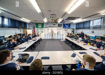 Il col. Kurt Wendt, centro, 501st Combat Support Wing Commander, parla ai cadetti della Alconbury Middle/High School JROTC, al RAF Alconbury, 7 gennaio 2020. Wendt è stato accolto come oratore ospite, dove ha condiviso la sua esperienza di leadership e le lezioni apprese durante la sua carriera. (STATI UNITI Air Force foto di Senior Airman Eugene Oliver) Foto Stock