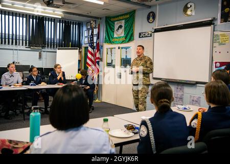 Il col. Kurt Wendt, 501st Combat Support Wing Commander, parla ai cadetti della Alconbury Middle/High School JROTC, presso la RAF Alconbury, 7 gennaio 2020. Wendt è stato accolto come oratore ospite, dove ha condiviso la sua esperienza di leadership e le lezioni apprese durante la sua carriera. (STATI UNITI Air Force foto di Senior Airman Eugene Oliver) Foto Stock