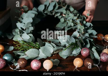 Corona di natale fatta a mano su tavola scura Foto Stock