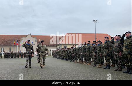 U.S. Army Lt. Gen. J.T. Thomson, comandante della NATO Allied Land Command, conduce una rassegna a fianco dell'esercito francese Gen. Laurent Kolodziej, comandante dell'Eurocorps, durante una cerimonia presso la sede centrale dell'Eurocorps di Strasburgo, Francia, 8 gennaio 2020. Durante la cerimonia, Eurocorps si è assunto la responsabilità di componente terrestre della forza di risposta della NATO per il 2020 dal Münster, primo corpo tedesco-olandese con sede in Germania. Foto Stock