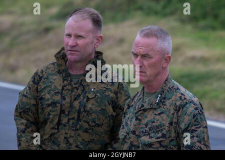 Briga. Il generale Christopher A. McPhillips e il generale Lt. H. Stacy Clarcy si sono conversati durante una visita con Marine Wing Support Squadron 171, 1a Marine Aircraft Wing, durante una pratica di atterraggio su IE Shima Island, 8 gennaio 2020. McPhillips è il comandante generale del primo MAW. Clarcy è il comandante generale della terza forza di spedizione marina. La visita ha consentito a MWSS-171 di mostrare le proprie capacità operative e versatilità. Le esercitazioni FCLP migliorano significativamente la flessibilità operativa, la resilienza e la letalità dei Marines e degli aerei del primo MAW. (STATI UNITI Foto del corpo marino di Lance C. Foto Stock