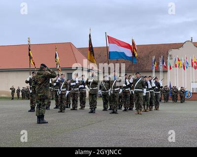 Eurocorps ha assunto ufficialmente la responsabilità di componente terrestre della forza di risposta della NATO per il 2020 in una cerimonia presso la loro sede centrale l'8 gennaio 2020. Prendono il controllo per il Münster, Germania ha basato il primo corpo tedesco-olandese (1GNC) che ha avuto la missione per tutto il 2019. Comandante del comando della terra alleata della NATO, esercito degli Stati Uniti Lt. Gen. J.T. Thomson, ha presieduto la cerimonia della consegna della sede di Strasburgo dell’Eurocorps. Foto Stock