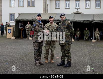 Laurent Kolodziej (a sinistra), comandante, Eurocorps, U.S. Army Lt. Gen. J.T. Thomson, comandante, comando della Terra alleata della NATO, e l'Esercito tedesco Lt. Gen. Alfons Mais, comandante, primo corpo tedesco-olandese, posano per una foto durante una cerimonia presso la sede centrale dell'Eurocorps di Strasburgo, Francia, 8 gennaio 2020. Durante la cerimonia, Eurocorps ha assunto la responsabilità di componente terrestre della forza di risposta della NATO per il 2020 dal Münster, Germania ha basato 1GNC. Foto Stock