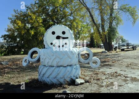 JAMESTOWN, DAKOTA DEL NORD - 3 OTT 2021: Un Snowman del pneumatico sul lato della strada vicino alla città di frontiera. Foto Stock