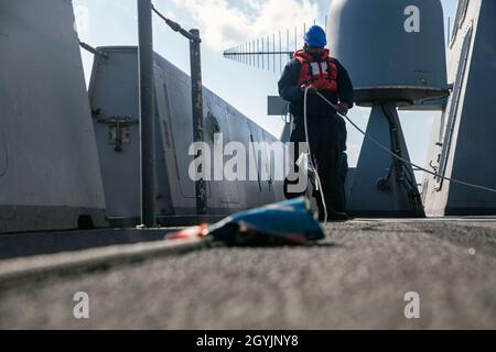 200108-N-GR168-1201 MAR MEDITERRANEO (GEN. 8, 2020) Seaman Brayon Farmer, assegnato alla nave portuale di trasporto anfibio di classe San Antonio USS New York (LPD 21), scappa la linea telefonica e la linea di distanza sull'ala ponte di New York durante un rifornimento-in-mare, 8 gennaio 2020. New York, ha la casa a Mayport, Florida, sta conducendo le operazioni navali nell'area della 6a flotta degli Stati Uniti di operazioni a sostegno degli interessi di sicurezza nazionale degli Stati Uniti in Europa e in Africa. (STATI UNITI Foto Navy di Mass Communication Specialist 2a classe Lyle Wilkie/rilasciato) Foto Stock