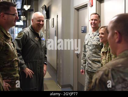 Il Gen. Brian Borgen, 10° comandante dell'aeronautica, sorride incontrando i membri del 710° Squadrone delle forze di sicurezza e del 310° Mission Support Group presso la base dell'aeronautica di Buckley, Colom., 9 gennaio 2020. La 710a SFS è stata l’ultima tappa di un giro di unità che sono sotto il comando di Borgen a Buckley. (STATI UNITI Air Force foto di Airman 1a Classe Haley N. Blevins) Foto Stock