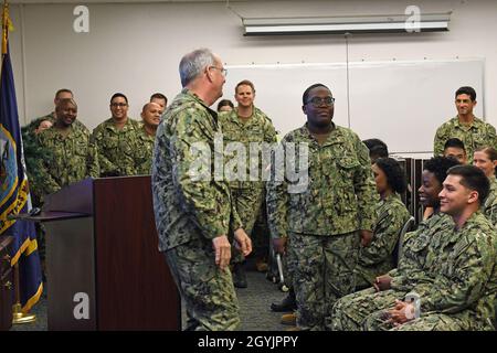 Hospitalman Careshia Larmond recita le quattro priorità dell'ammiraglio per il comando: Persone, piattaforma, prestazioni e potenza. ADM posteriore. Bruce Gillingham condivide le sue priorità con i marinai Pearl Harbor del comando di addestramento della Marina Medical Readiness durante la sua visita il 9 gennaio 2020. Foto Stock