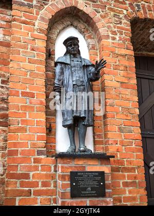 DARLOWO, POLONIA - 18 ago 2021: Statua del re Eric la Pomerania al castello di Darlowo. Foto Stock