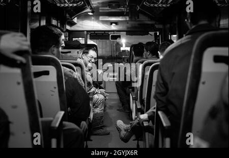 Il maggiore dell'aeronautica statunitense Jacob Ivie, 961st Airborne Air Control Squadron Air Surveillance Officer, corre un autobus per una e-3 Sentry prima di partecipare all'esercizio Westpac Rumrunner, fuori dalla base aerea di Kadena, Giappone, 10 gennaio 2020. Le unità della 18a ala svolgono regolarmente corsi di formazione con alleati e partner regionali per garantire un libero e aperto Indo-Pacific. (STATI UNITI Air Force foto di staff Sgt. Daniel E. Fernandez) Foto Stock