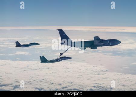 Due F-15C Eagles del 67th Fighter Squadron si ricaricano con un KC-135 Stratotanker del 909th Air Refuelling Squadron 10 gennaio 2020, durante L'Esercizio Westpac Rumrunner fuori dalla Kadena Air base, Giappone. L'esercizio ha fornito opportunità di affinare le competenze di spedizione critiche e di aumentare l'interoperabilità a supporto di un libero e aperto Indo-Pacific. (STATI UNITI Air Force Foto Di Senior Airman Matthew Seefeldt) Foto Stock