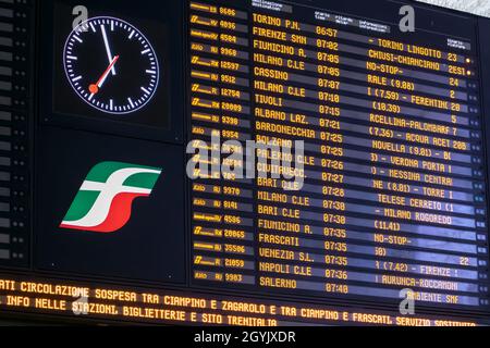 Napoli, Italia - 20 giugno 2021: Tabellone elettronico con gli orari dei treni che transitano per la stazione ferroviaria. Foto Stock