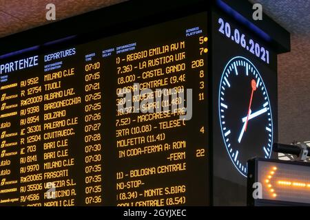 Napoli, Italia - 20 giugno 2021: Tabellone elettronico con gli orari dei treni che transitano per la stazione ferroviaria. Foto Stock