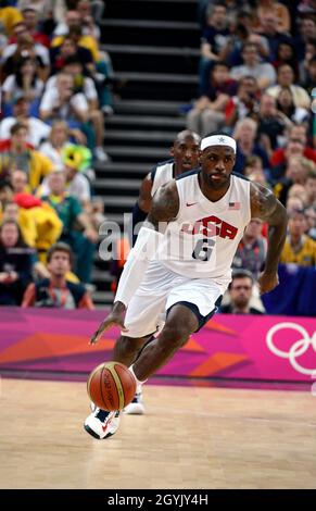 LeBron James ha portato il pallone sul campo come segue Kobe Bryant durante la finale di basket maschile degli Stati Uniti contro l'Australia alle Olimpiadi di Londra del 2012. Foto Stock