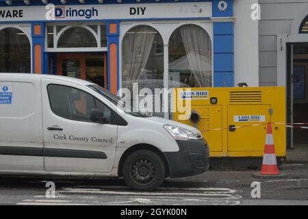 Bantry, West Cork, Irlanda. 8 Ott 2021. Giovedì, Met Éireann ha emesso un allarme giallo per la pioggia di stato per Donegal, Galway, Leitrim, Mayo e Sligo. Un secondo avvertimento giallo relativo alla pioggia è stato emesso per Cork e Kerry, con potenziale di alluvione localizzato. La giornata è stata trascorsa dai residenti della bantry e dal personale del consiglio di contea che si preparano per le possibili inondazioni. Due pompe sono state installate a Wolfe Tone Square dal consiglio della contea di Cork nel tentativo di prevenire le inondazioni a Bantry. Le fognature della città sono state eliminate anche da un'azienda locale di pulizia delle fognature. Credit: Karlis Dzjamko/Alamy Live News Foto Stock