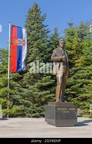 Belgrado, Serbia - 02 ottobre 2021: Statua di bronzo di Milorad Pavico poeta romanziere serbo Short Story scrittore storico letterario nel Parco di Tasmajdan. Foto Stock