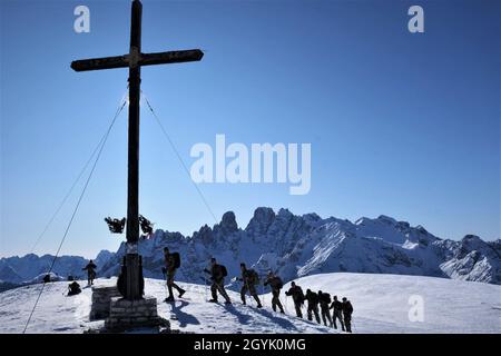 I soldati della Riserva dell'Esercito degli Stati Uniti del 2500° distacco di collegamento digitale, 7° comando di supporto alla Missione, usano le racchette da neve per raggiungere il Monte Specie mentre conducevano la ricerca, il salvataggio e la formazione di recupero con tre istruttori alpini del 6° reggimento alpino dell'Esercito Italiano durante l'esercizio Alpine Rock a Toblach, Italia, 10-12 gennaio 2020. Quindici soldati del 2500 hanno partecipato alla formazione sulla sopravvivenza invernale che ha enfatizzato l'interoperabilità tattica delle piccole unità. Foto Stock