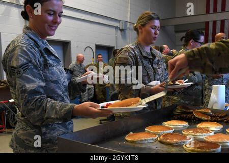 North Carolina Air National Guardsmen sono serviti pancake caldi dalla griglia durante una raccolta di fondi per la colazione, 12 gennaio 2020 al 235th Air Traffic Control Squadron a New London, N.C. I membri della Guardia Nazionale aerea del North Carolina, nonché le autorità aeroportuali locali e le forze dell'ordine sono stati invitati a partecipare a una colazione sociale pancake al fine di rafforzare i legami con la comunità e costruire nuove relazioni, raccogliendo fondi per morale, benessere e ricreazione. Foto Stock