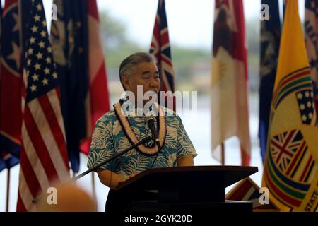 Il governatore dello stato delle Hawaii David Y. IgE consegna osservazioni durante la cerimonia di ritiro del Gen. Arthur J. Logan, ex Adjutant Generale delle Hawaii, al 29° Centro di preparazione del Team di combattimento della Brigata di fanteria, Kapolei, Hawaii, 12 gennaio 2020. IgE nominò Logan come Adjutant Generale per lo Stato delle Hawaii il 1° gennaio 2015. Foto Stock