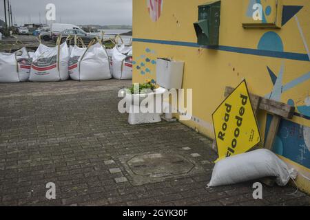 Bantry, West Cork, Irlanda. 8 Ott 2021. Giovedì, Met Éireann ha emesso un allarme giallo per la pioggia di stato per Donegal, Galway, Leitrim, Mayo e Sligo. Un secondo avvertimento giallo relativo alla pioggia è stato emesso per Cork e Kerry, con potenziale di alluvione localizzato. La giornata è stata trascorsa dai residenti della bantry e dal personale del consiglio di contea che si preparano per le possibili inondazioni. Due pompe sono state installate a Wolfe Tone Square dal consiglio della contea di Cork nel tentativo di prevenire le inondazioni a Bantry. Le fognature della città sono state eliminate anche da un'azienda locale di pulizia delle fognature. Credit: Karlis Dzjamko/Alamy Live News Foto Stock