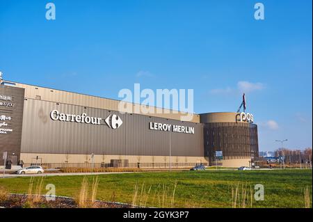 POZNAN, POLONIA - 03 dicembre 2017: L'esterno del centro commerciale Pognania con il logo Carrefour e Leroy Merlin. Foto Stock