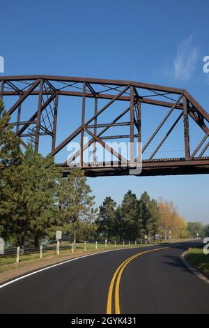 Treno Trestle su una strada tortuosa a Bismarck, North Dakota. Foto Stock